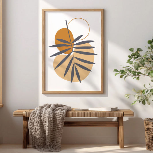 Palm Balance boho-plakat med palmegren i eikeramme over trebenk i lyst interiør
