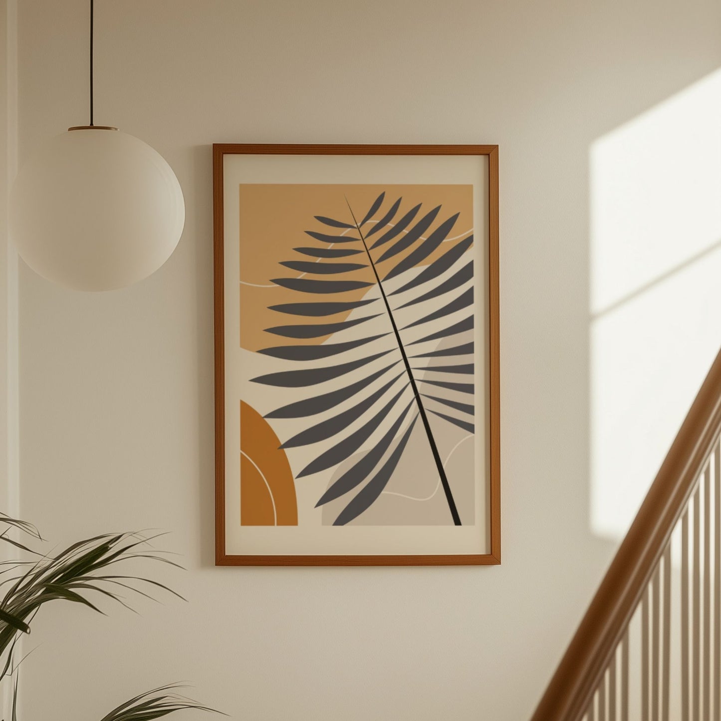 Palm Shadow grafisk palmeblad-plakat i varme jordtoner i moderne lyst interiør ved trapp