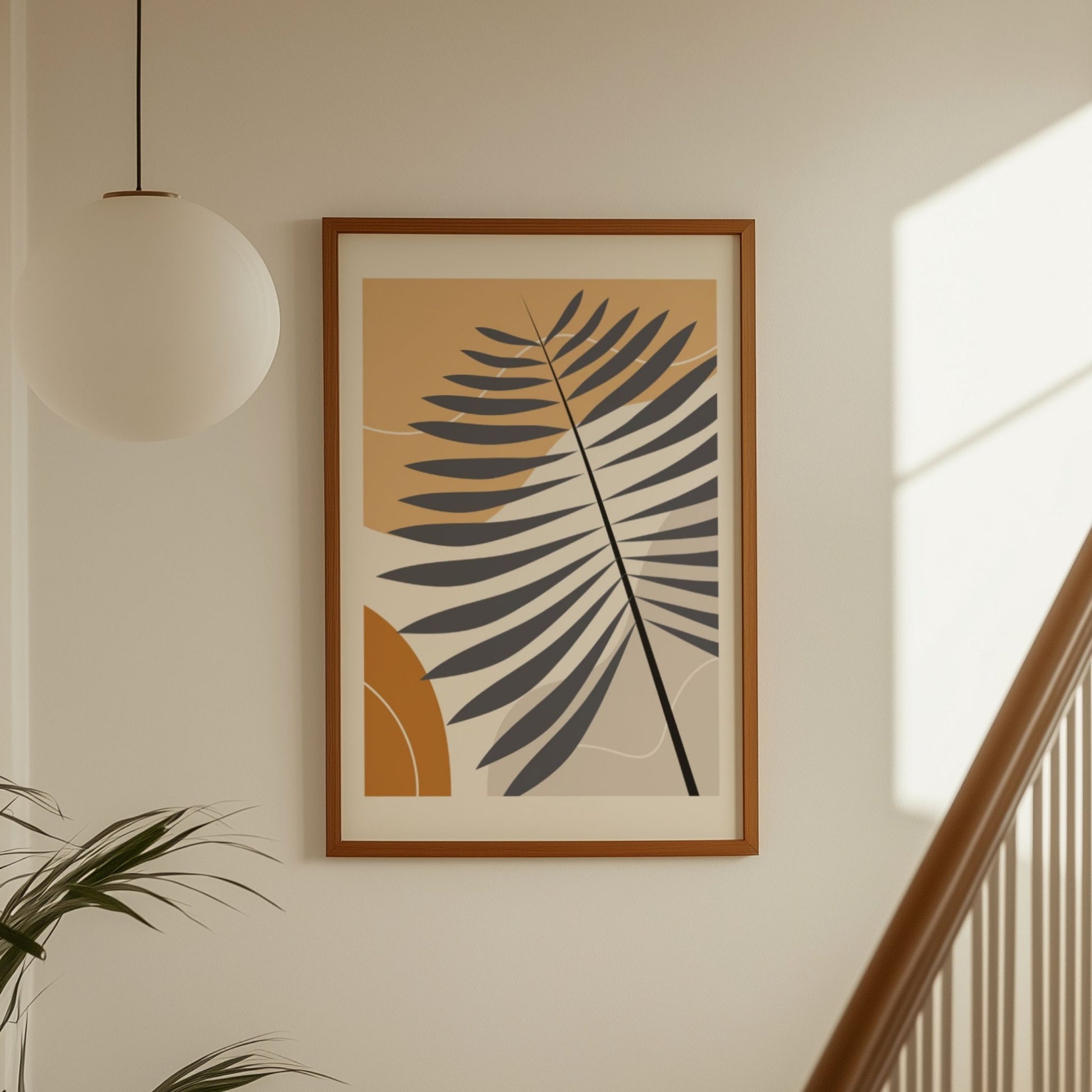 Palm Shadow grafisk palmeblad-plakat i varme jordtoner i moderne lyst interiør ved trapp