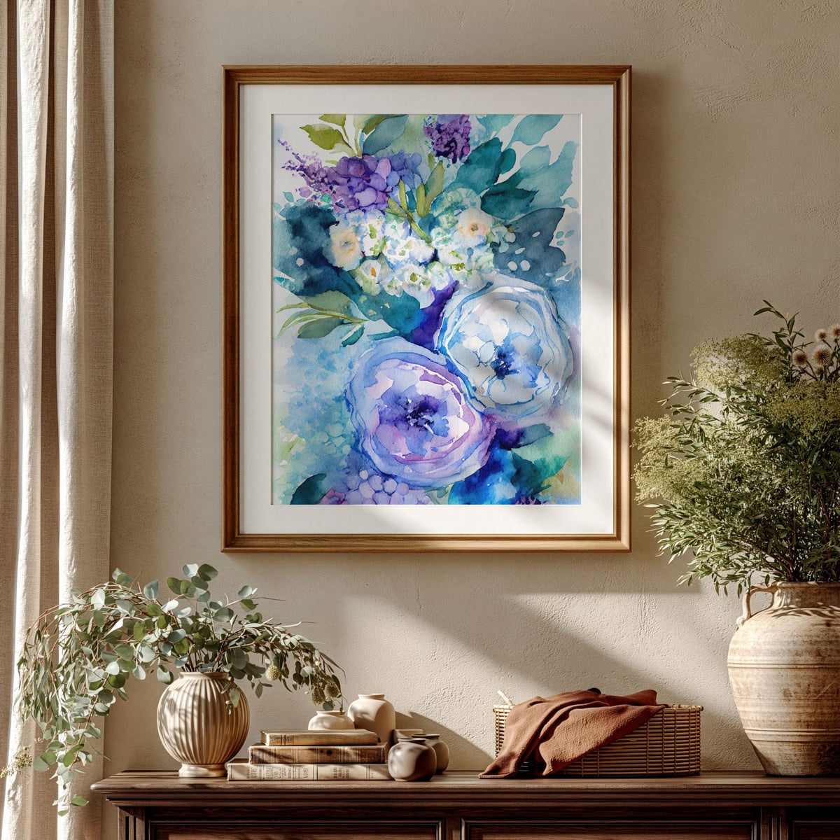 Blå blomsterplakat i ramme over mørk skjenk i varmt klassisk interiør