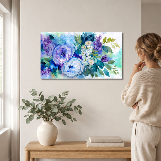 Blue Garden blomsterbilde på lerret over skjenk med kvinne som betrakter motivet