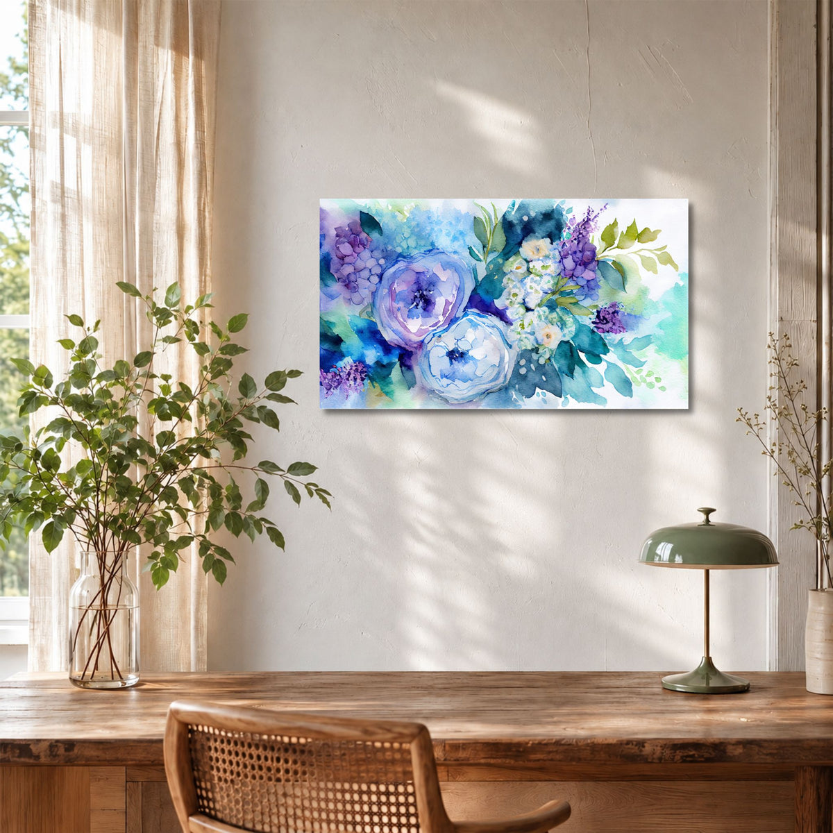 Blå og lilla blomsterkunst på lerret over rustikt skrivebord med grønne planter