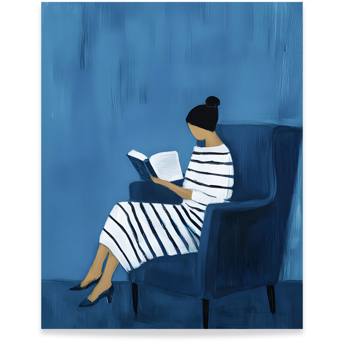Blue Reading Hour kunstplakat med lesende kvinne i dype blåtoner. Format 40x50