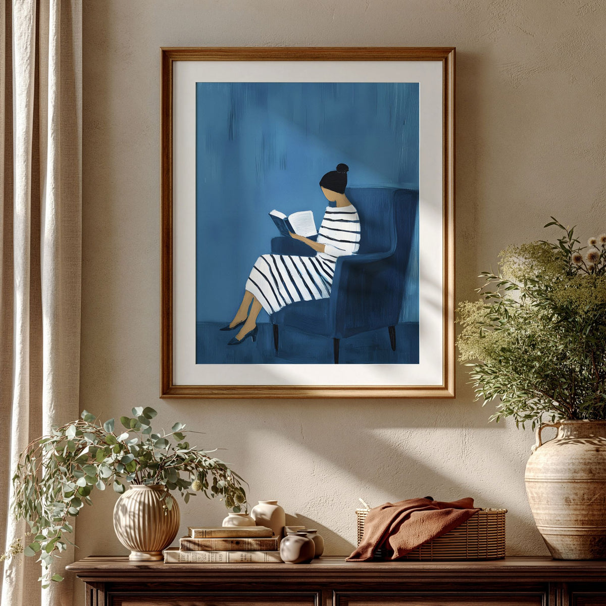 Blue Reading Hour kunstplakat i klassisk interiør med varme naturtoner