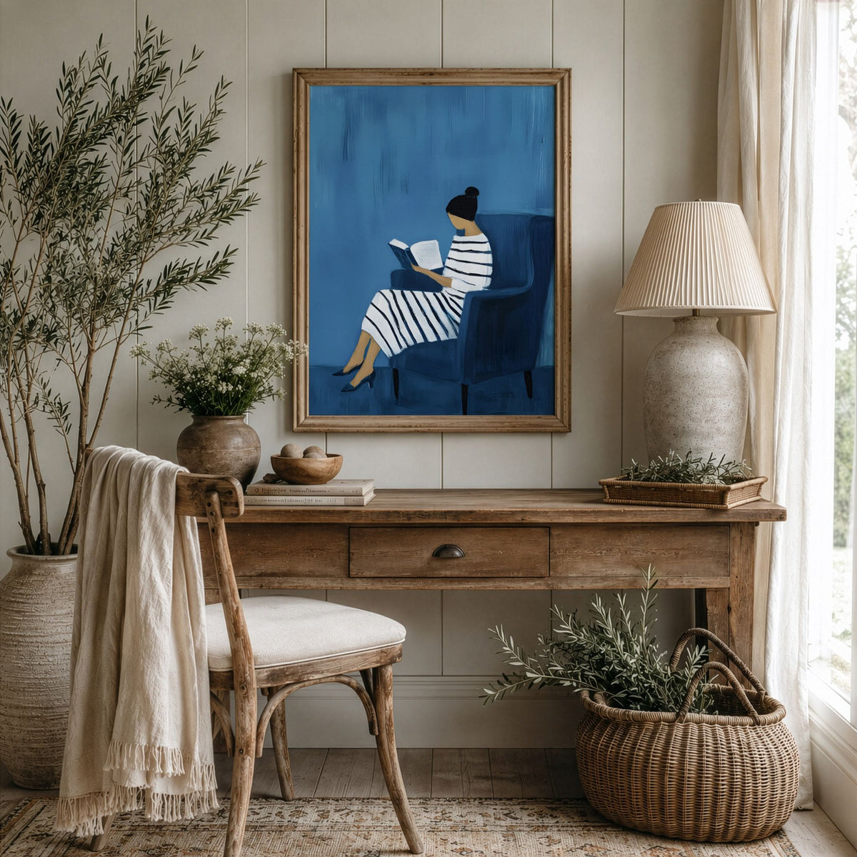 Blue Reading Hour kunstplakat over rustikk trekommode i varmt interiør
