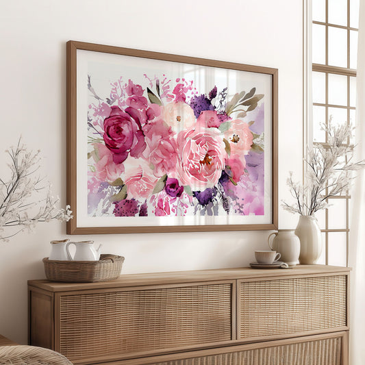 Rosa blomsterplakat i horisontalt format over lys skjenk i naturlig interiør