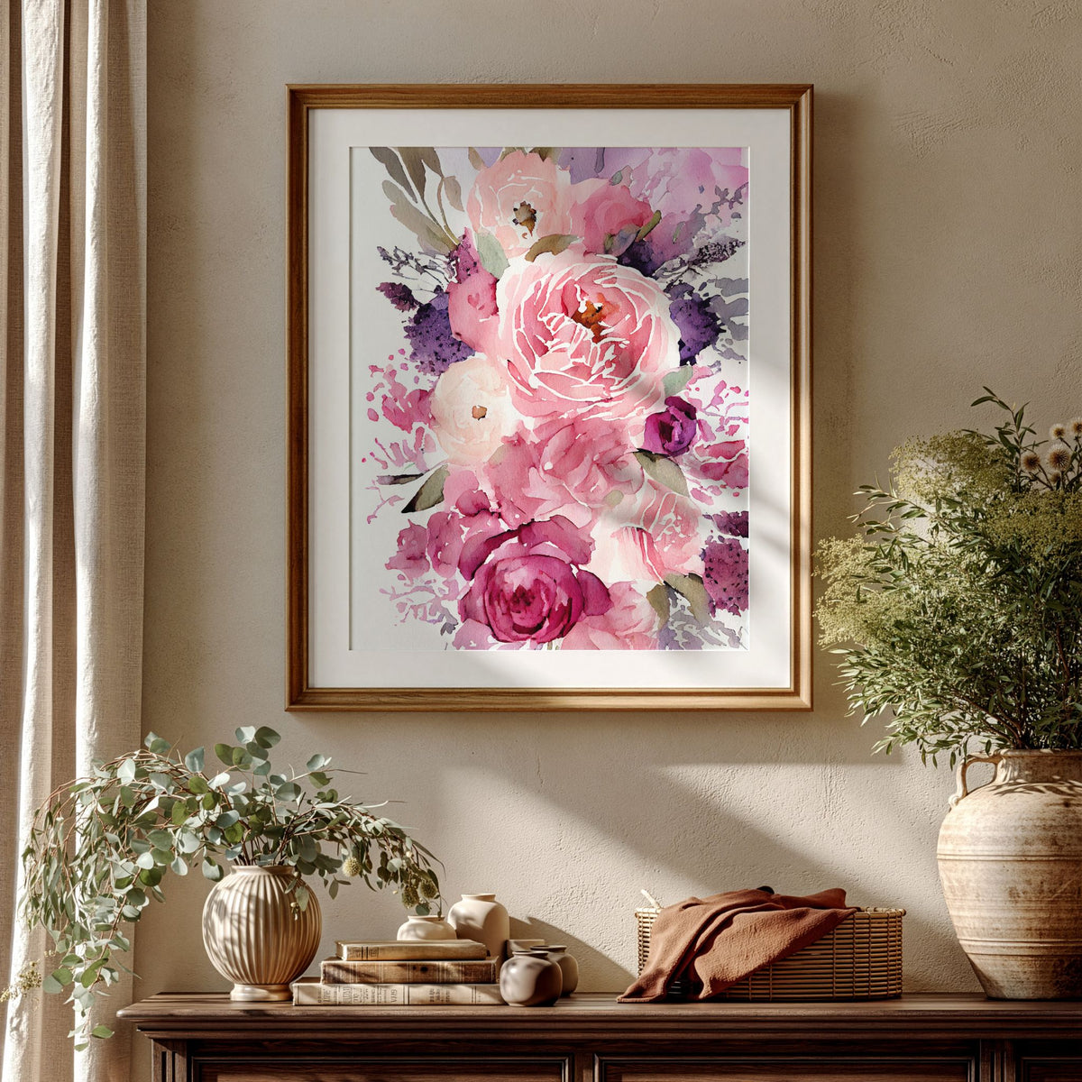 Rosa blomsterkunst i ramme med passepartout over mørk skjenk i klassisk interiør