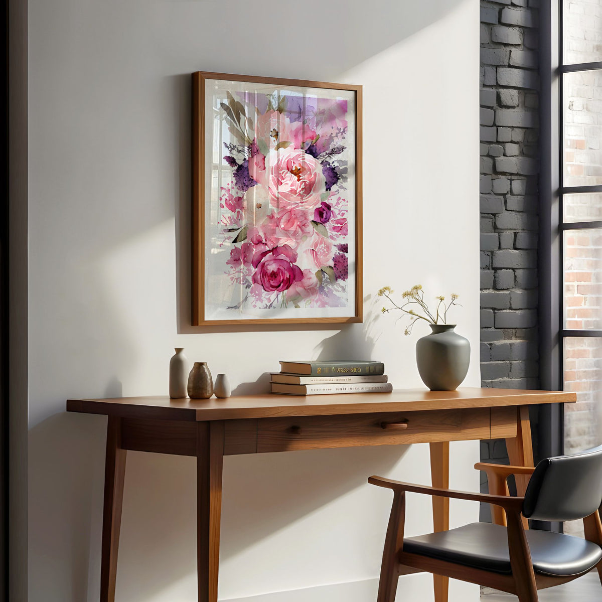 Vertikal blomsterplakat med rosa akvarellblomster over skrivebord i tre