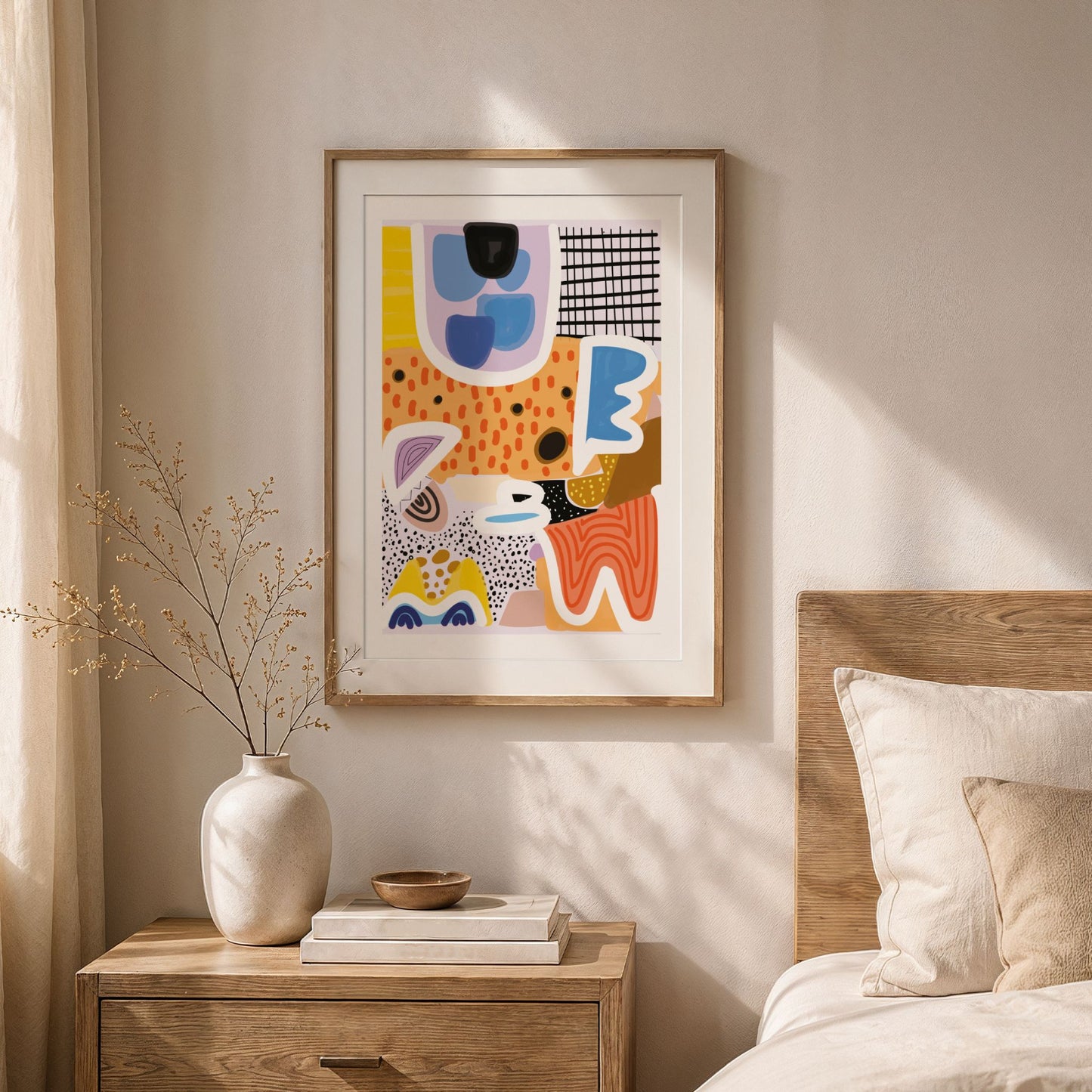 Bold Motion fargerik grafisk plakat i eikeramme over nattbord i lyst soverom