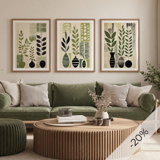Botanical Composition Trio med tre grafiske botaniske plakater over grønn sofa