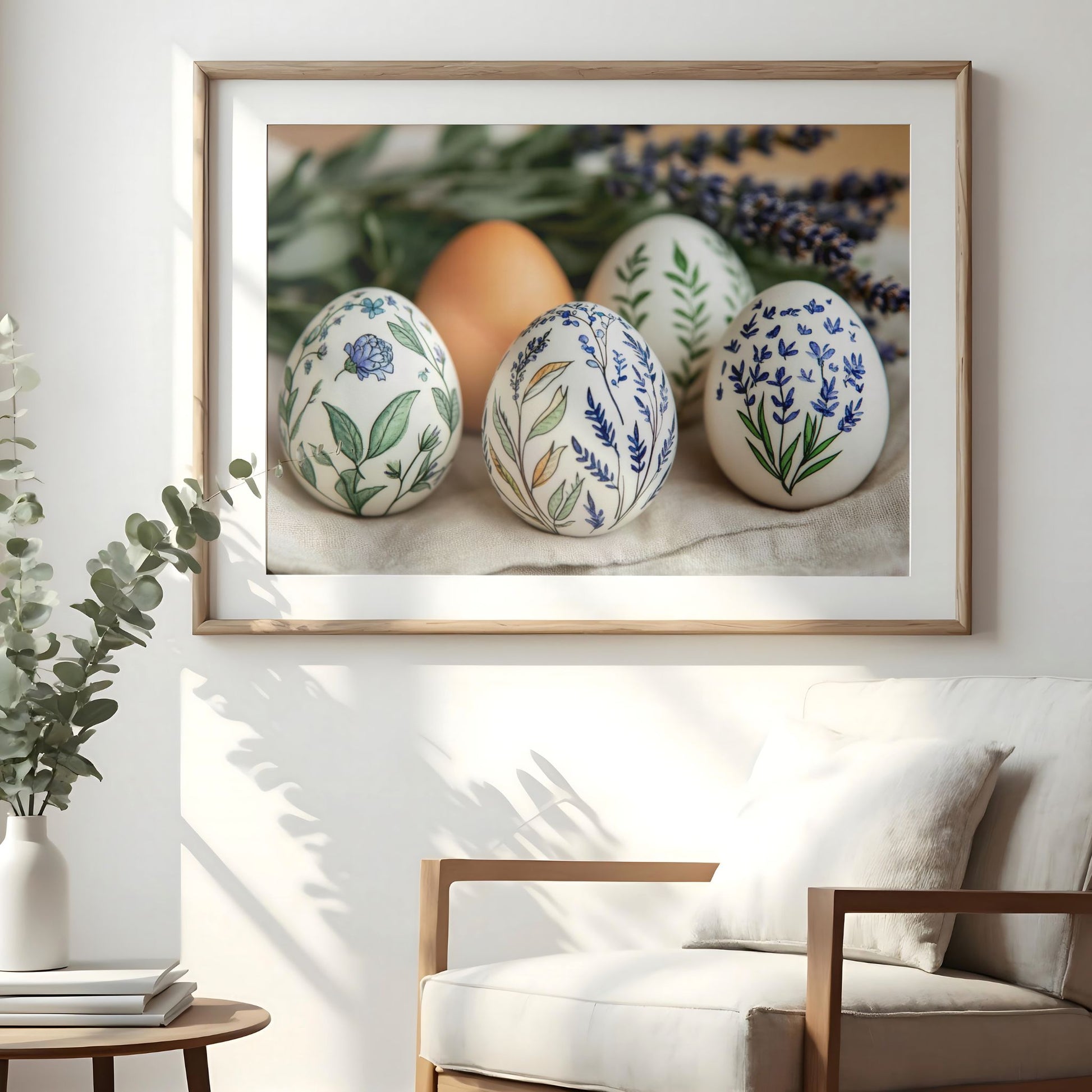 Botanisk påskeplakat med dekorerte egg hengende på vegg i lyst interiør