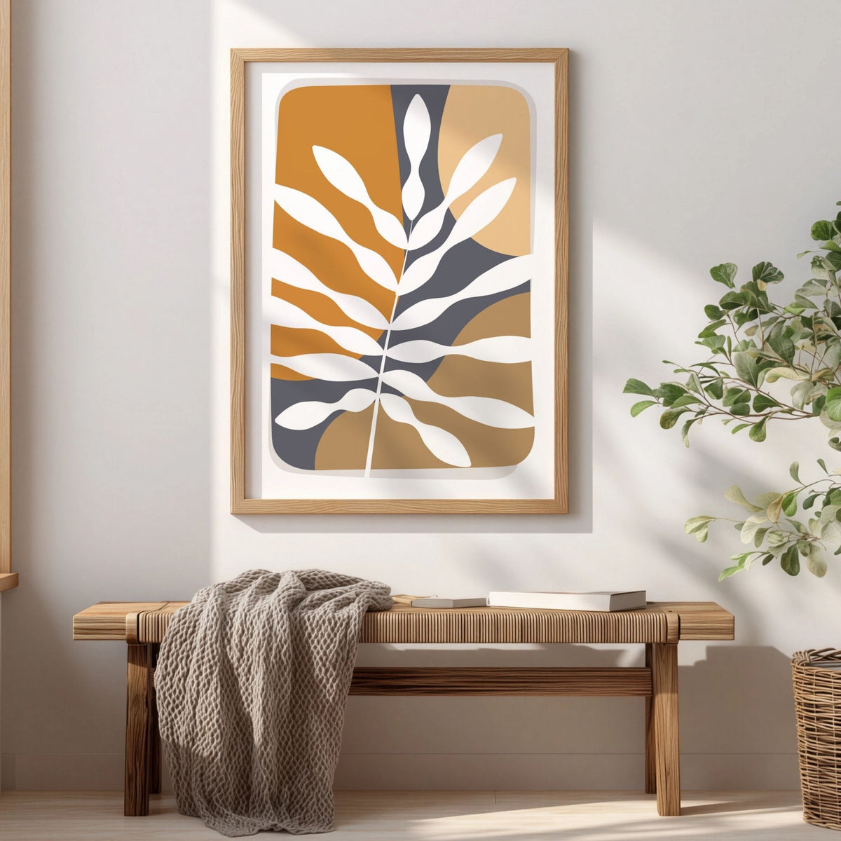 Botanical Layers botanisk boho-plakat i eikeramme over trebenk i lyst interiør