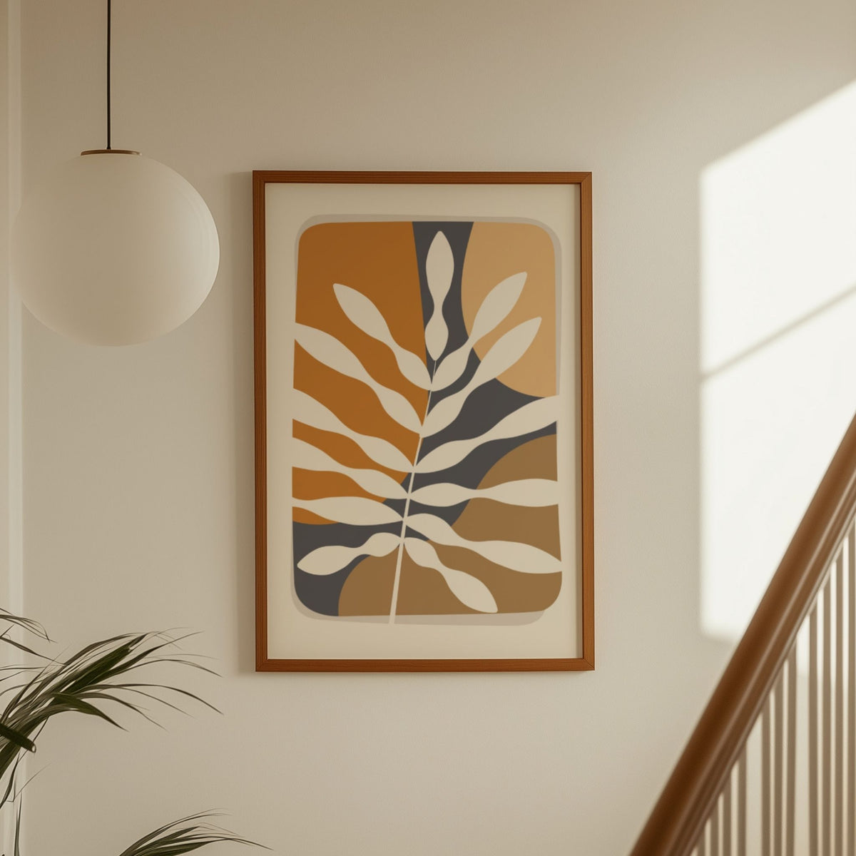 Botanical Layers grafisk botanisk plakat i oker, beige og grått ved trapp
