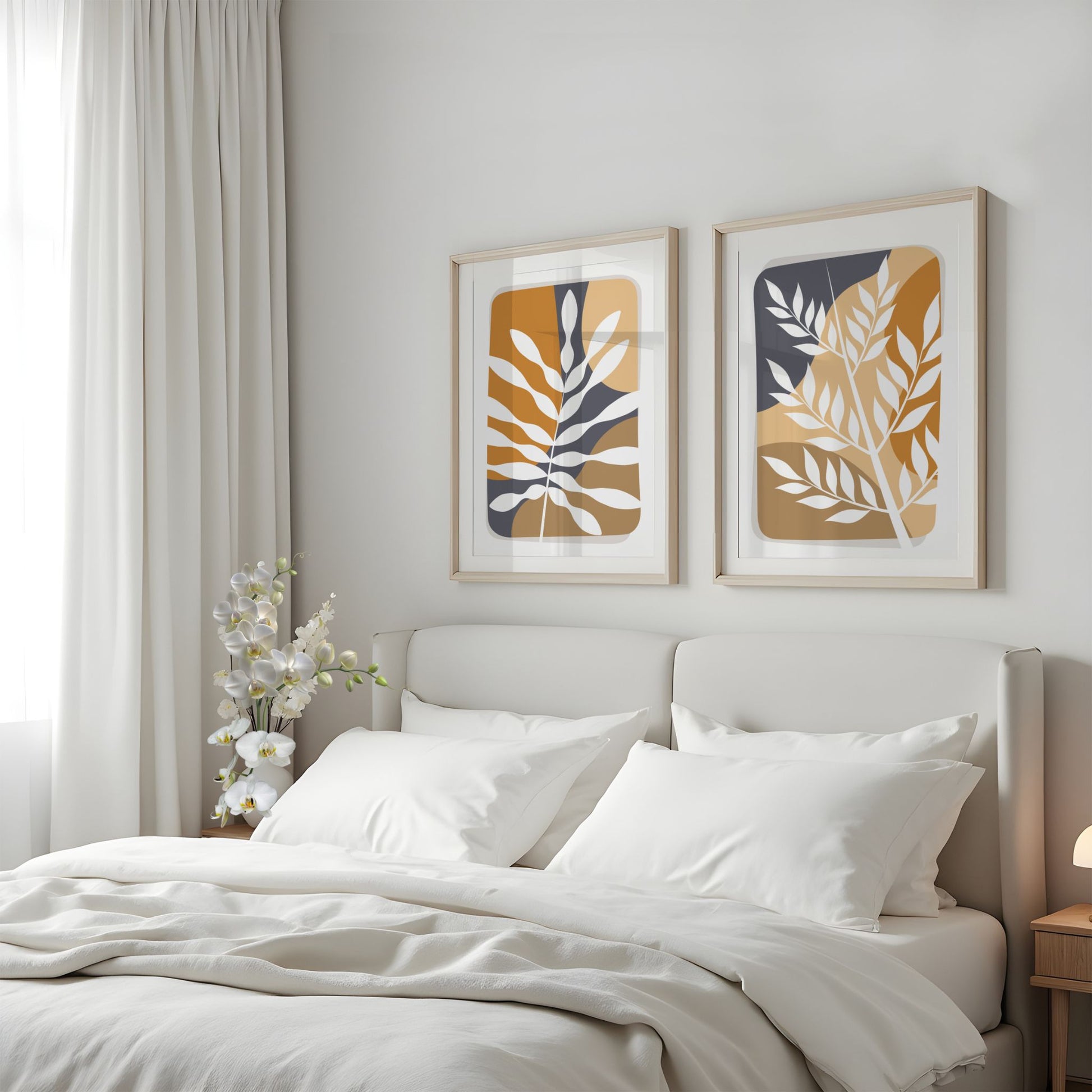 Botanical Layers og Wild Botanicals grafiske botaniske plakater i varme jordtoner over seng