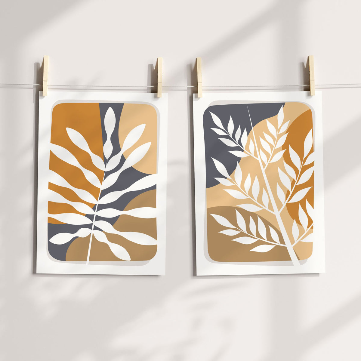 Botanical Layers og Wild Botanicals plakater med grafiske bladmotiver i oker, beige og mørk grå