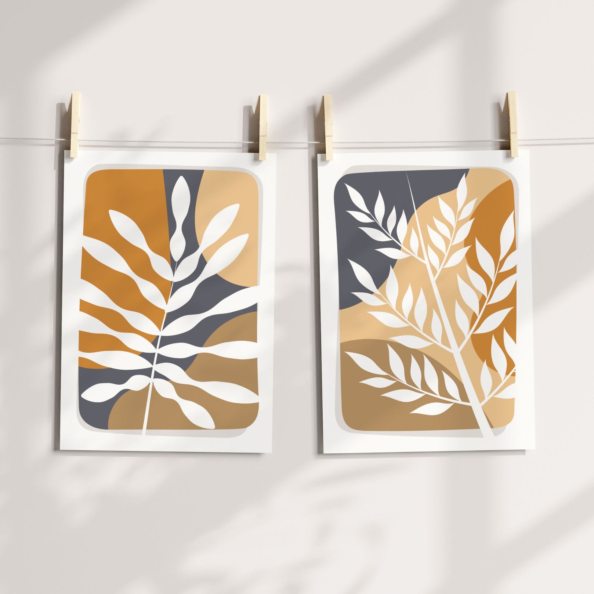 Botanical Layers og Wild Botanicals plakater med grafiske bladmotiver i oker, beige og mørk grå