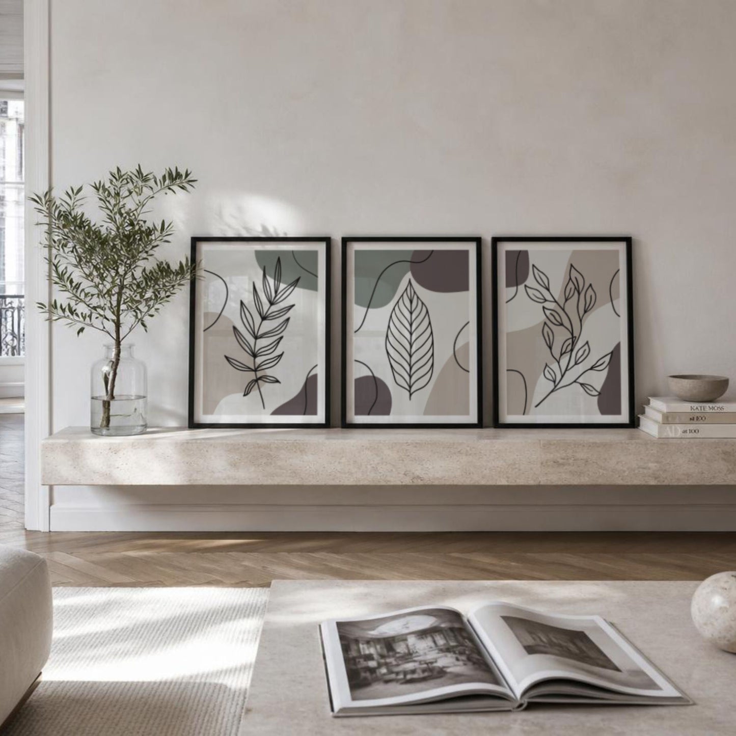 Botanical Lines Trio med tre botaniske plakater i sorte rammer plassert på benk
