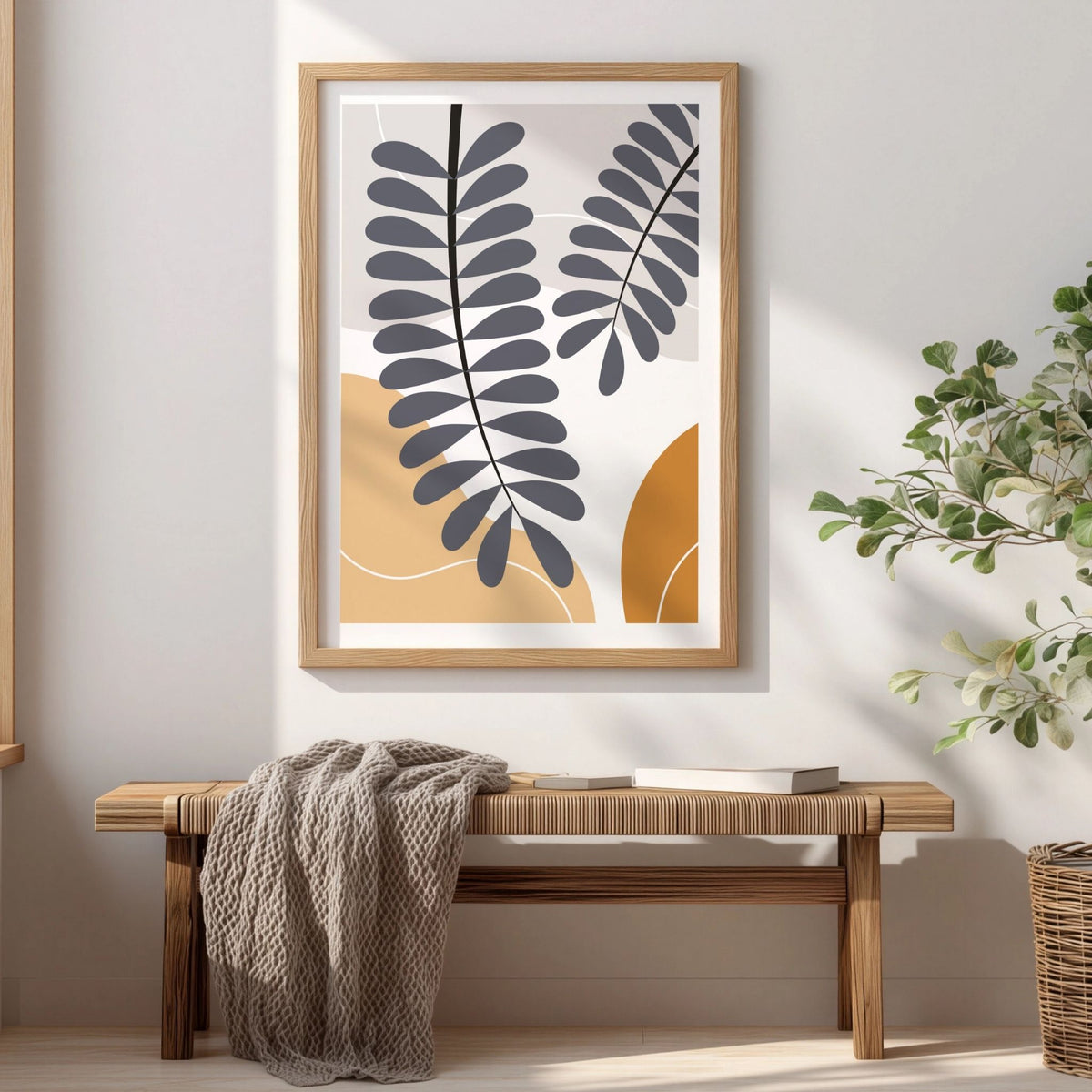 Botanical Rhythm botanisk boho-plakat i eikeramme over trebenk i lyst interiør