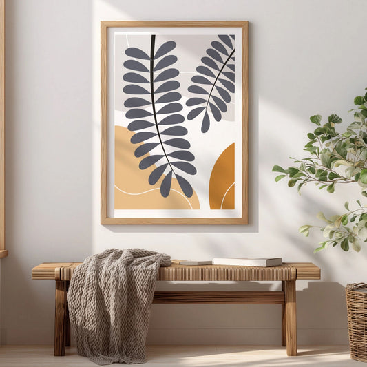 Botanical Rhythm botanisk boho-plakat i eikeramme over trebenk i lyst interiør