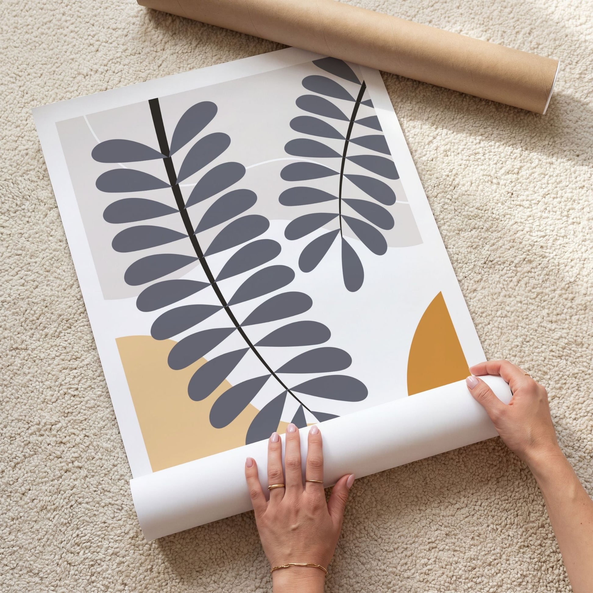 Botanical Rhythm grafisk boho-plakat med stiliserte grå blader og organiske former i beige og oker