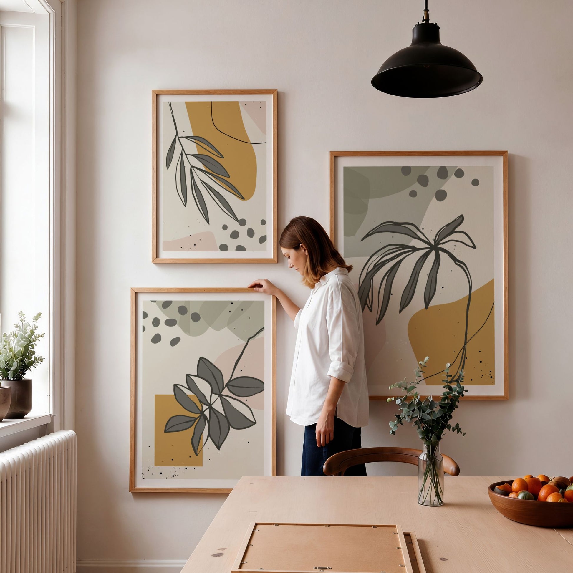 Bildevegg med tre grafiske botaniske plakater fra Botanical Shapes Collection