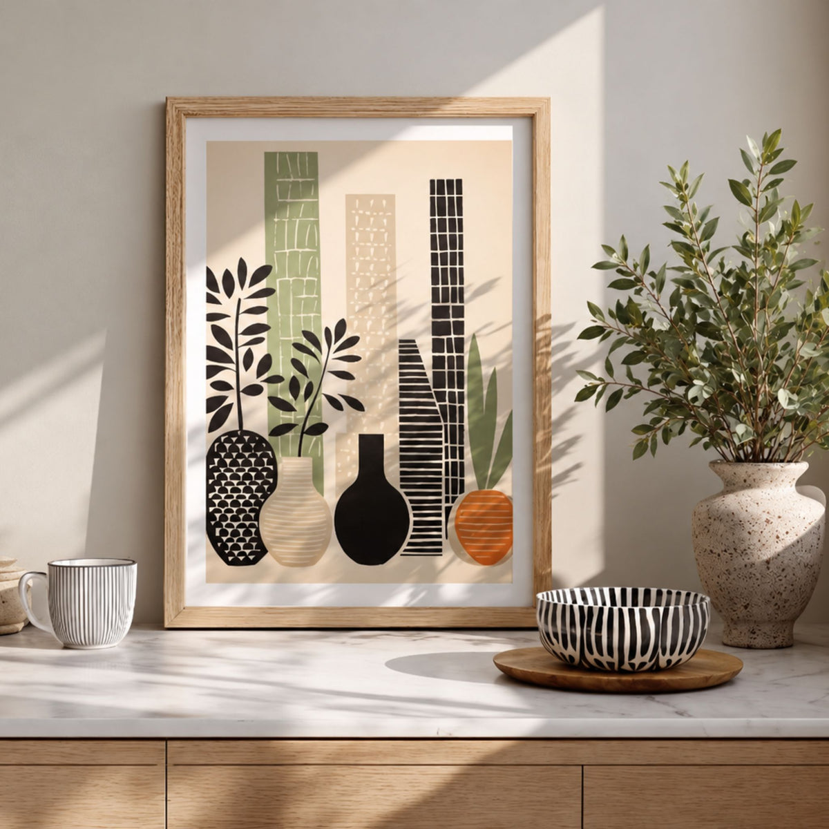 Kvinne med Botanical Still Life plakat i eikeramme – grafisk botanisk veggkunst