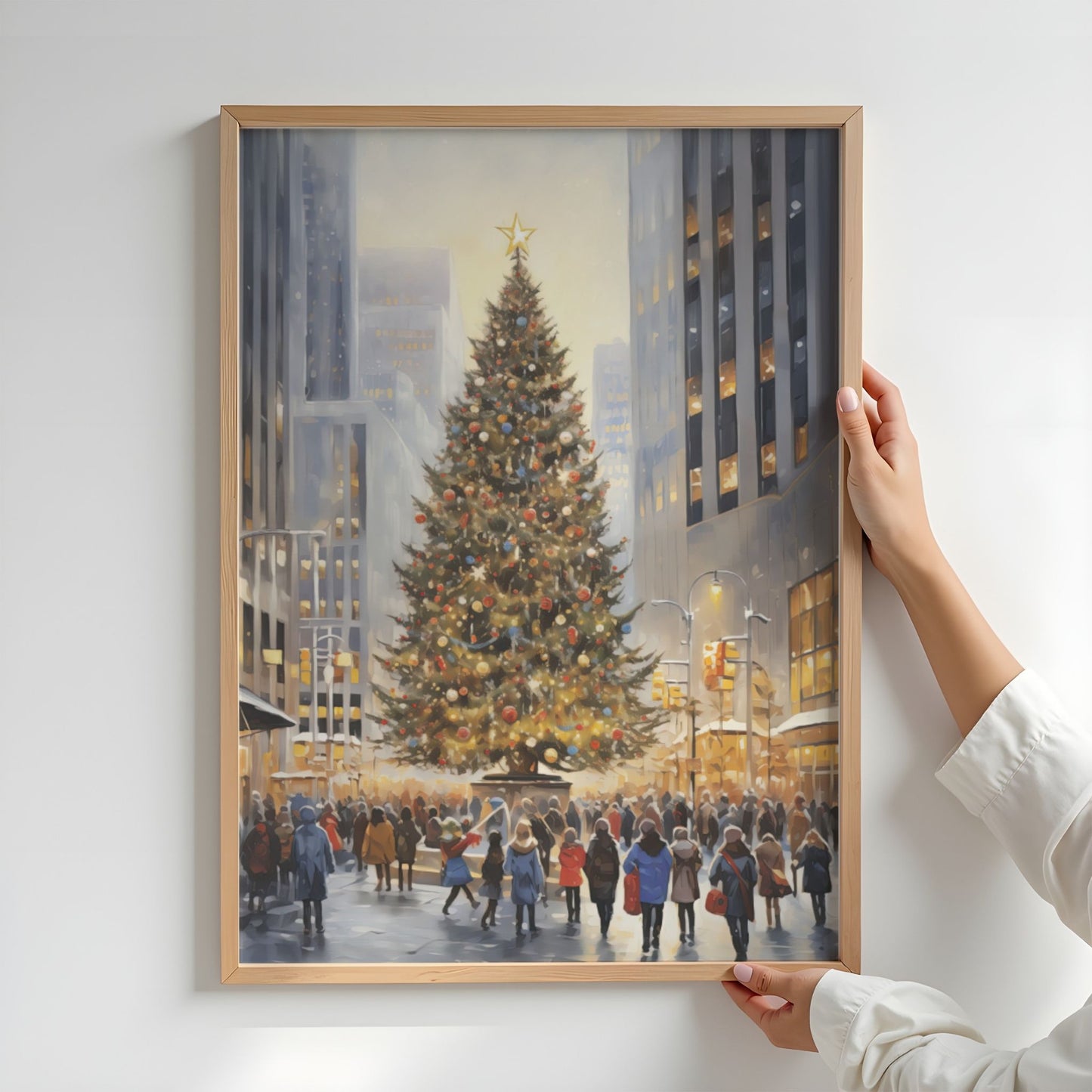 Byens store juletre plakat med stort opplyst juletre og vinterlig byliv. Illustrasjon viser plakat uten hvit kantlinje i eik ramme.