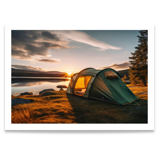 Campfire Escape jakt- og villmarksmotiv med telt ved en stille innsjø i solnedgang.