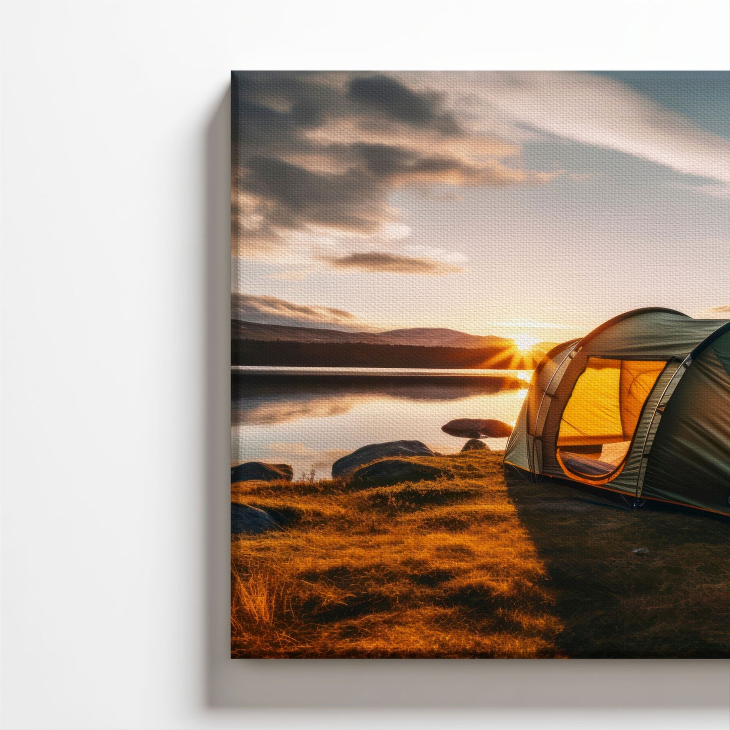 Detalj av Campfire Escape med synlig lerretsstruktur og telt ved vannet