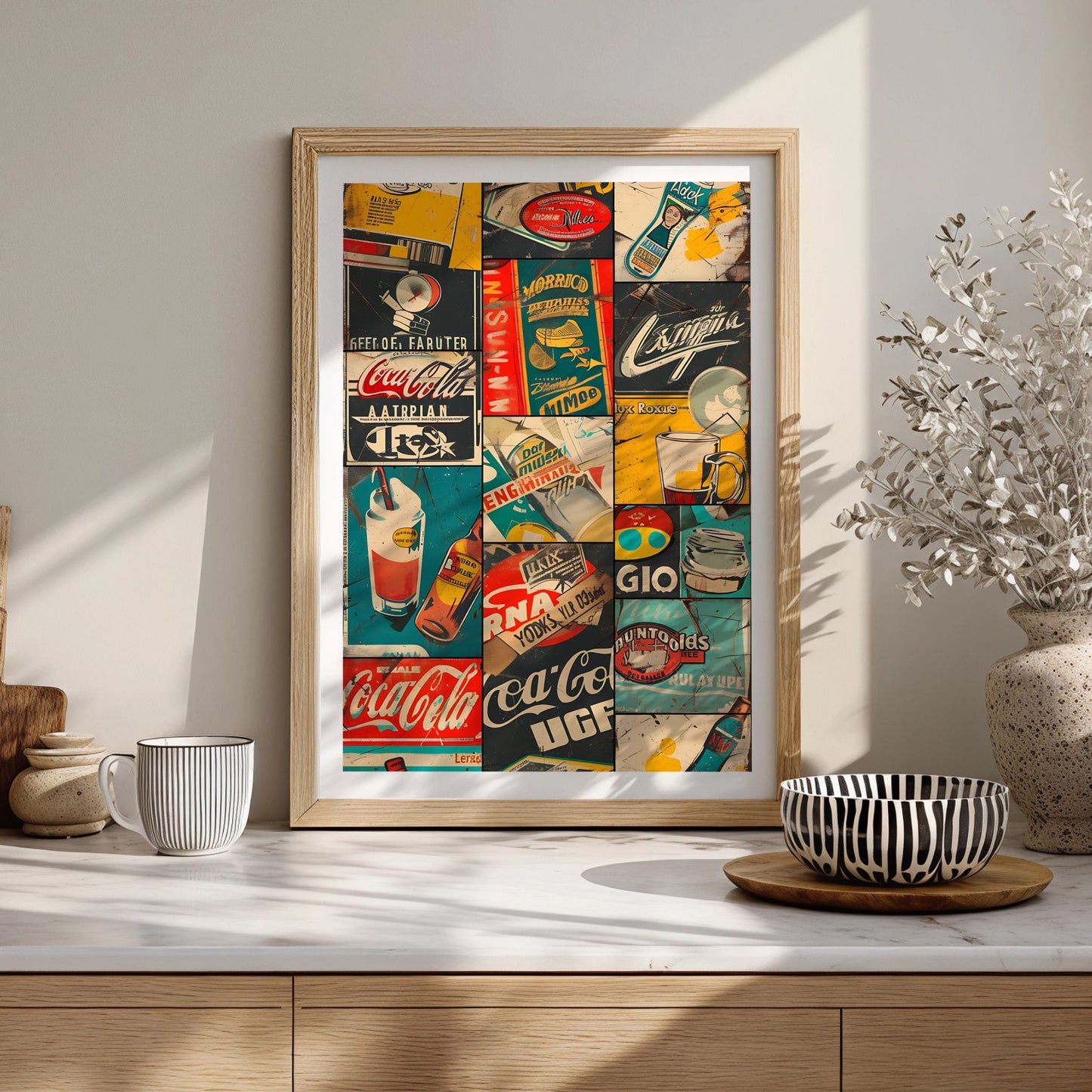 Captivating Collages – Vintage Labels retroplakat i eikeramme plassert på kjøkkenbenk med dekorative interiørdetaljer.