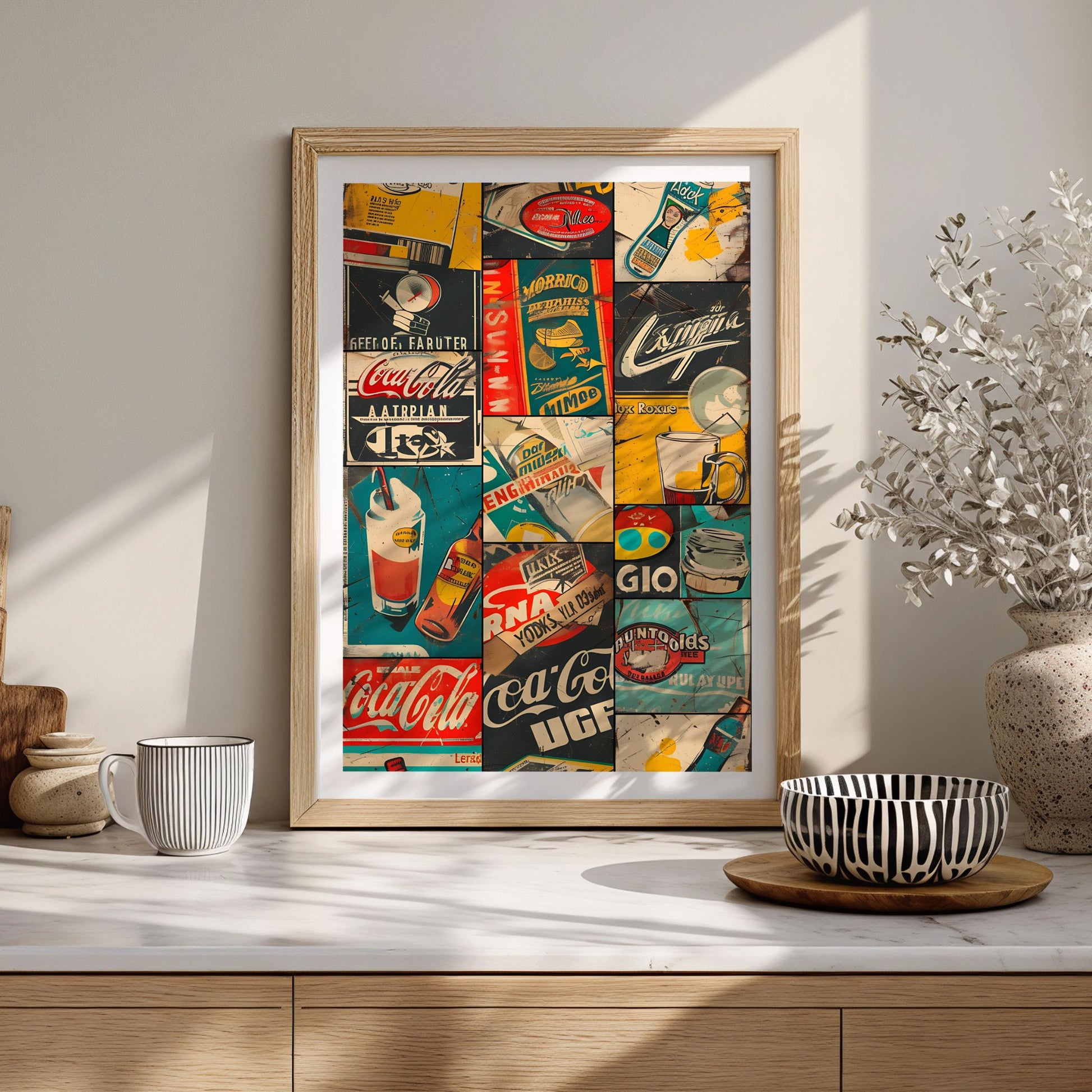 Captivating Collages – Vintage Labels retroplakat i eikeramme plassert på kjøkkenbenk med dekorative interiørdetaljer.