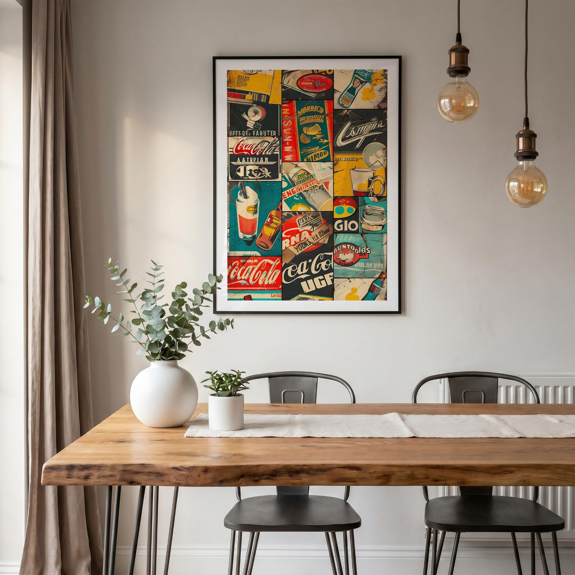 Captivating Collages – Vintage Labels plakat i sort ramme over spisebord i moderne spisestue.