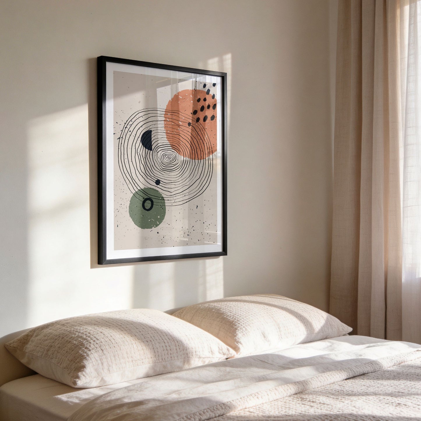 Circular Rhythm abstrakt plakat med sirkulært linjemønster i sort ramme over seng