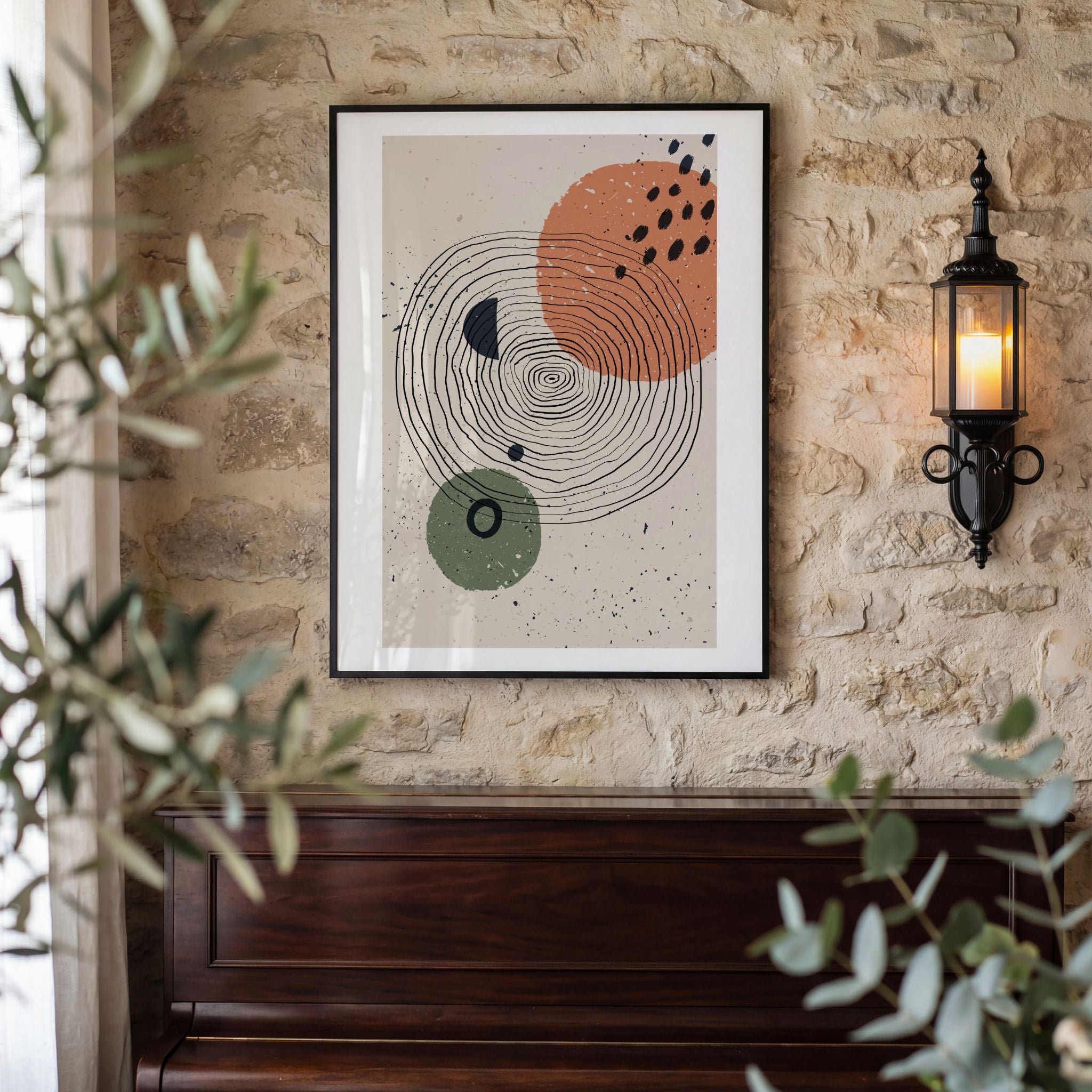 Circular Rhythm abstrakt plakat i sort ramme på rustikk steinvegg