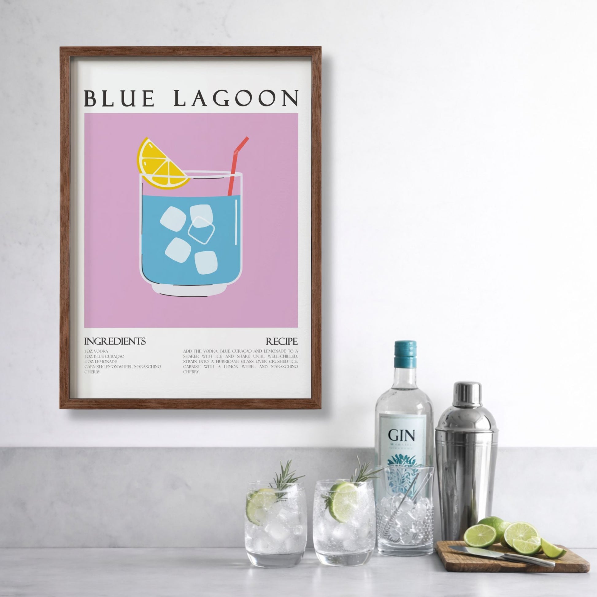 Blue Lagoon cocktail plakat i kjøkkenmiljø med drink og ingredienser