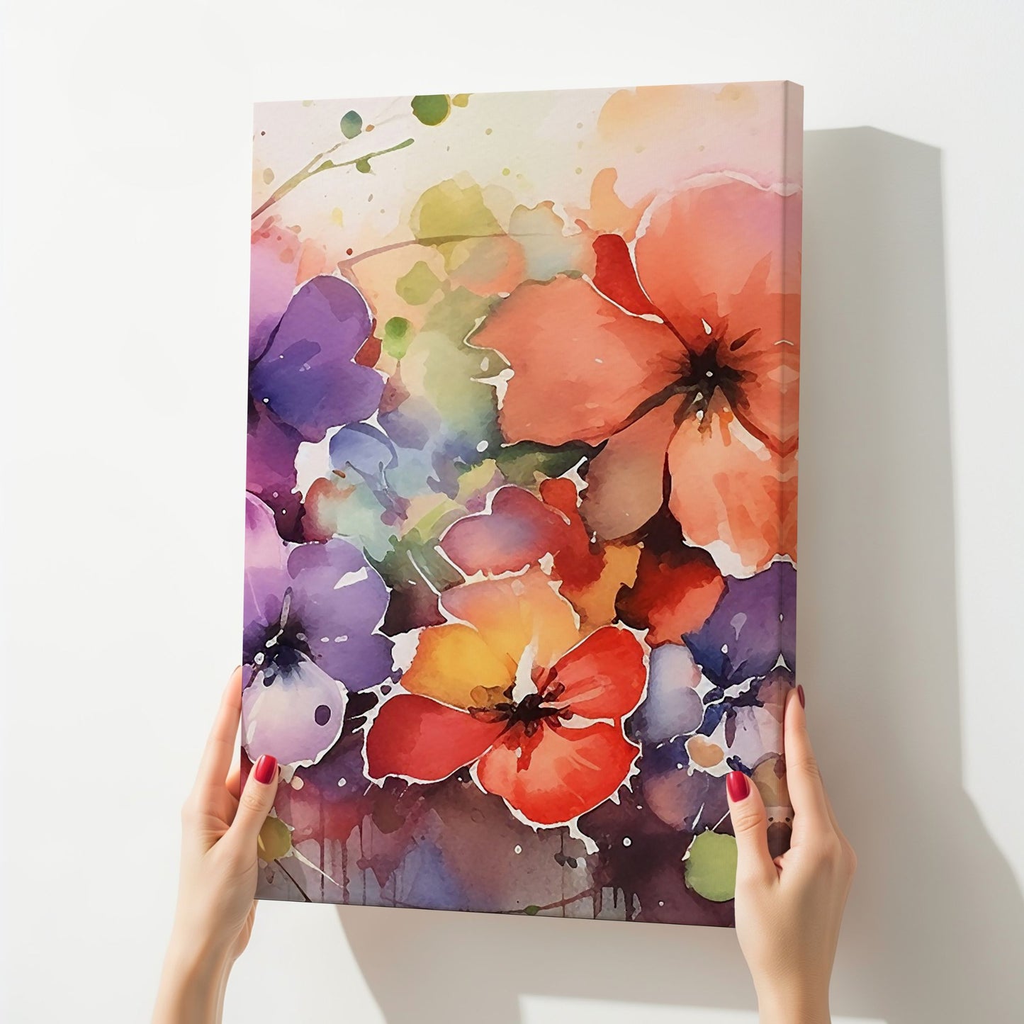 Lerret med fargerikt blomstermotiv i akvarellstil fra Color Splash Bloom Collection holdes opp mot lys vegg