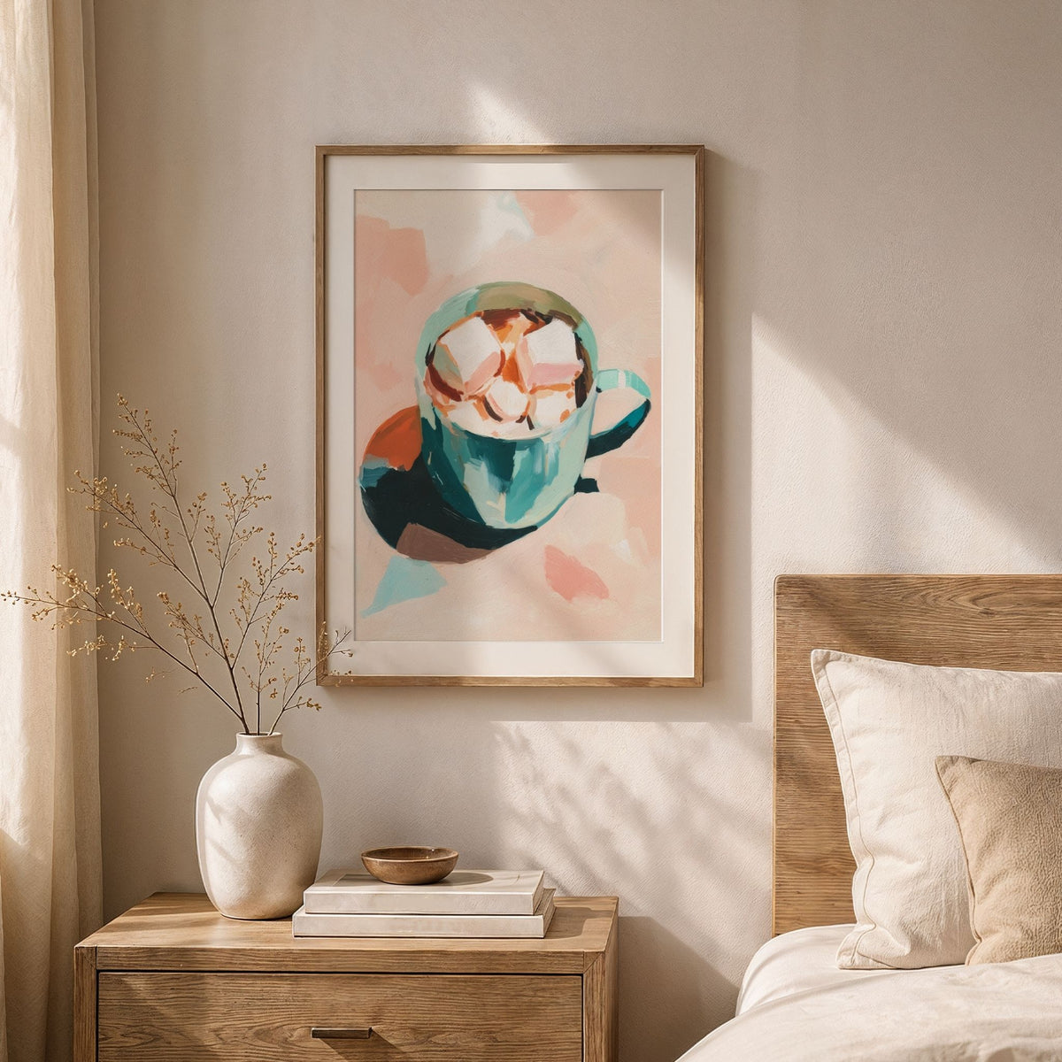 Cozy Cocoa plakat med hvit kant i eikeramme over nattbord i lyst soverom