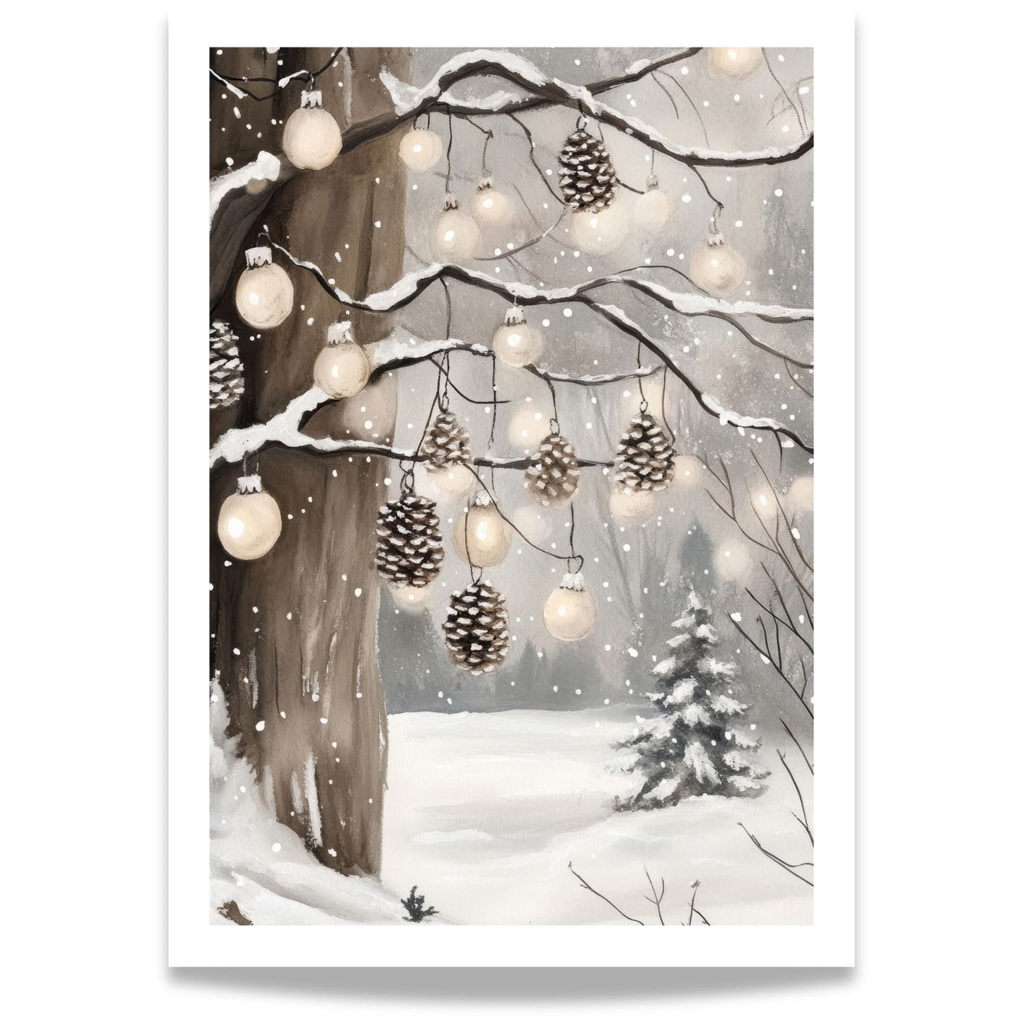 Snødekte tregrener med hengende kongler og små lyspærer over et stille, vinterlig skogslandskap.