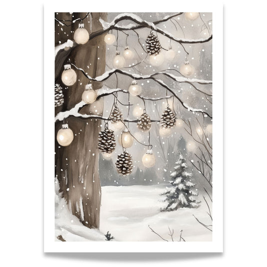 Snødekte tregrener med hengende kongler og små lyspærer over et stille, vinterlig skogslandskap.