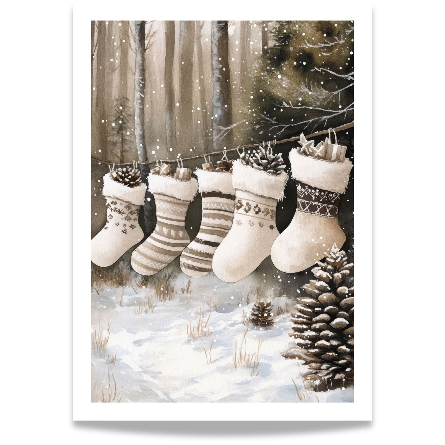 Fem vinterstrømper henger fra en snor mellom trær i snø, omgitt av kongler og vintergrener.