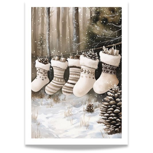 Fem vinterstrømper henger fra en snor mellom trær i snø, omgitt av kongler og vintergrener.