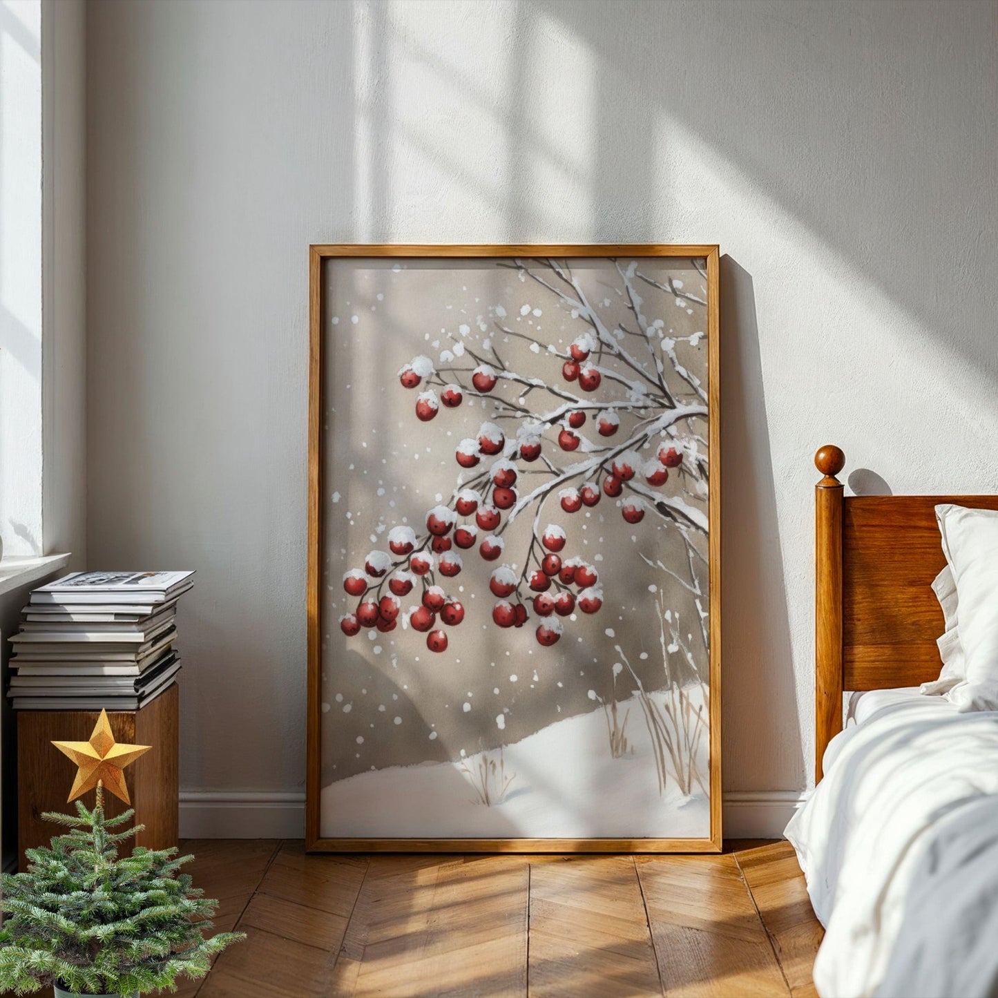 Snødekte grener med små røde bær mot lys, tåkete vinterbakgrunn. Illustrasjon viser plakat uten hvit kantlinje i eik ramme.