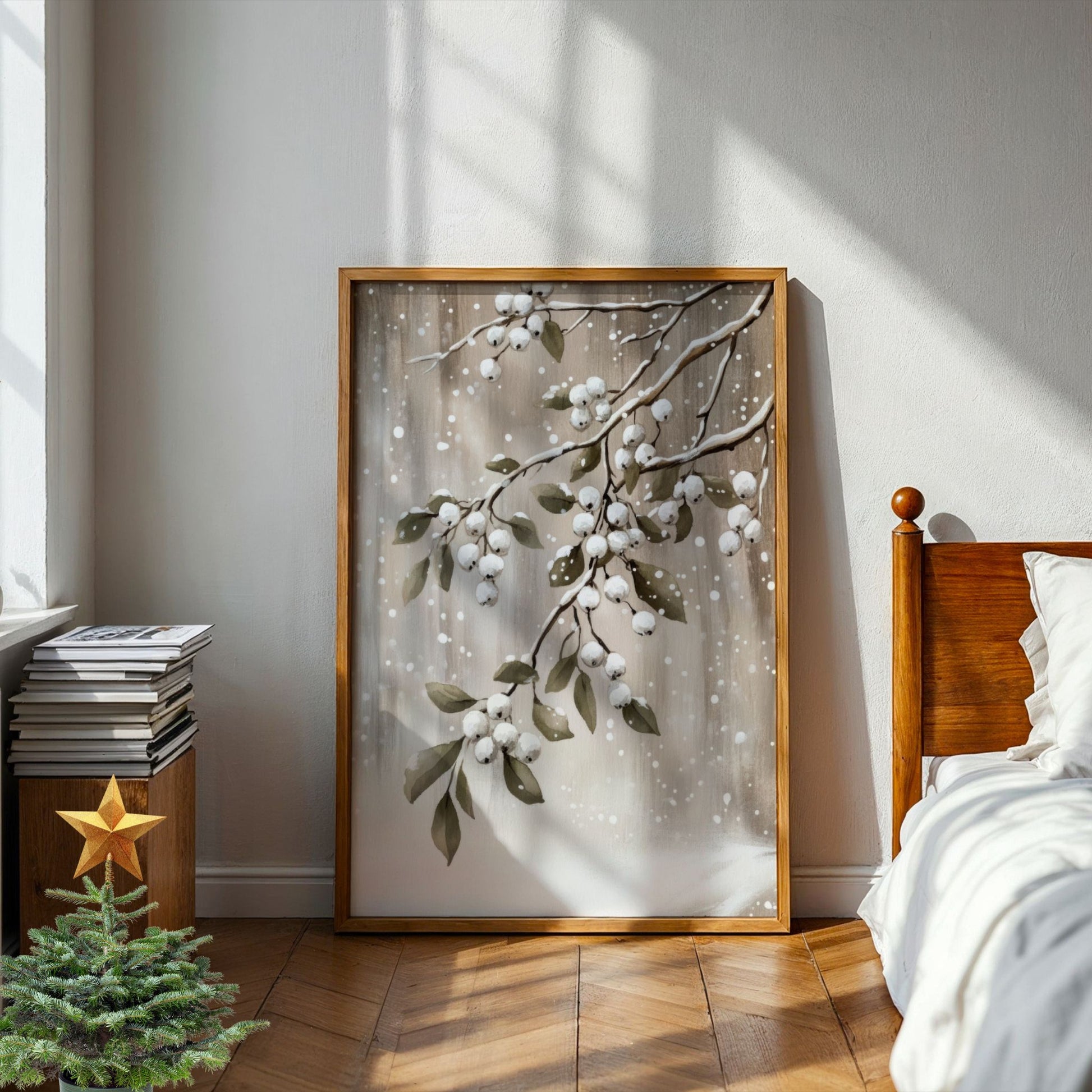 Greiner med hvite bær og grønne blader dekket av snø mot beige bakgrunn. Illustrasjon viser plakat uten hvit kantlinje i eik ramme.