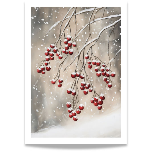 Røde bær på tynne, snødekte grener mot en dempet vinterhimmel.