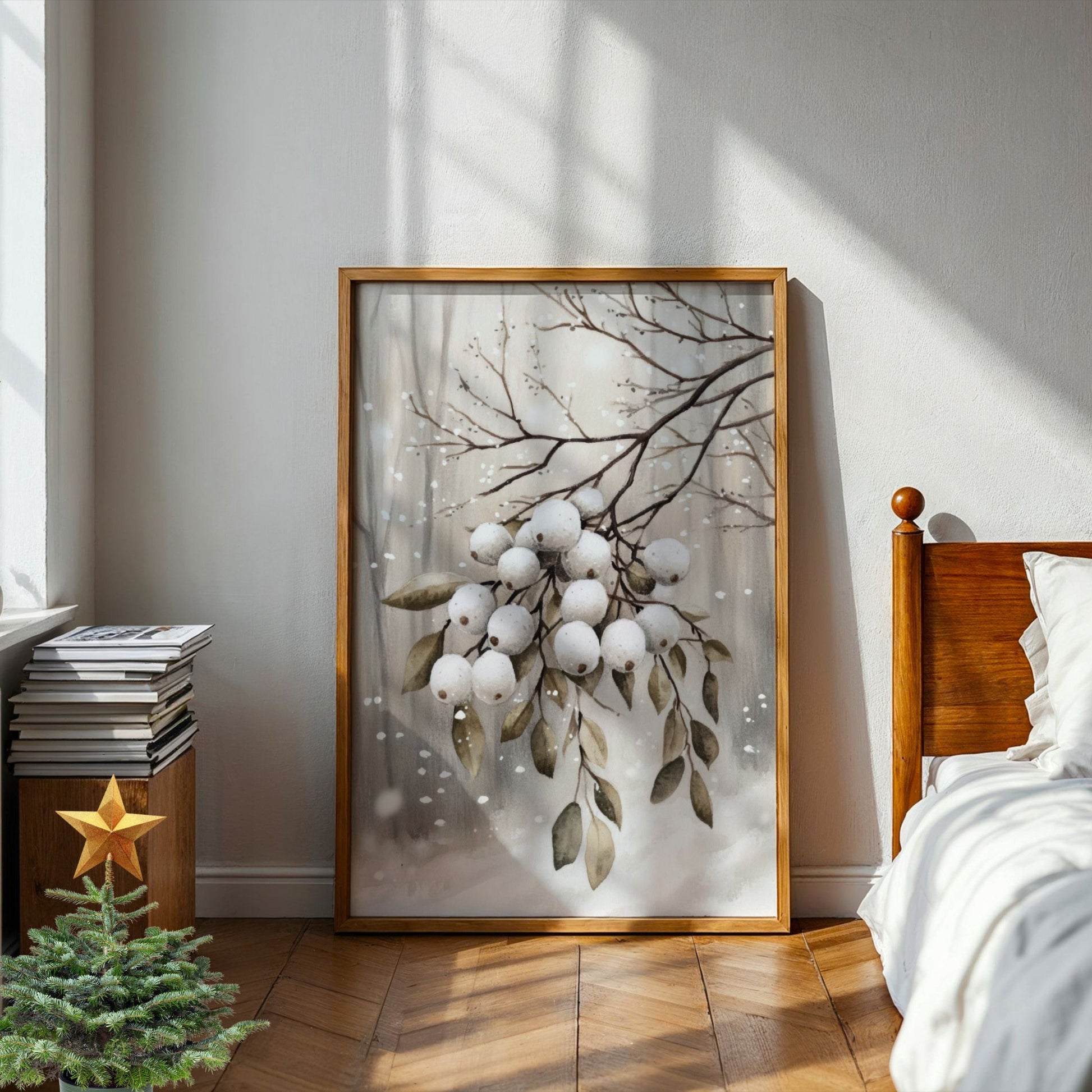 Snødekte greiner med store hvite bær i vinterlys mot disig bakgrunn. Illustrasjon viser plakat uten hvit kantlinje i eik ramme.