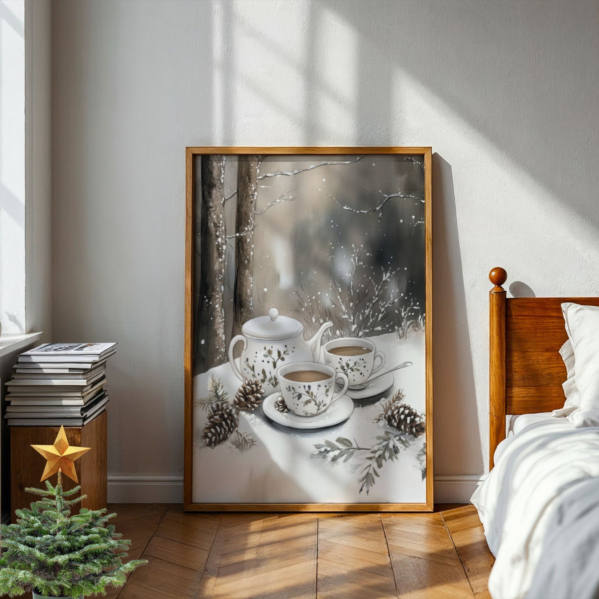 Tekanne og to kopper med varm te plassert på snøen blant kongler og vintergrener i skoglandskap. Illustrasjon viser plakat uten hvit kantlinje i eikr ramme.