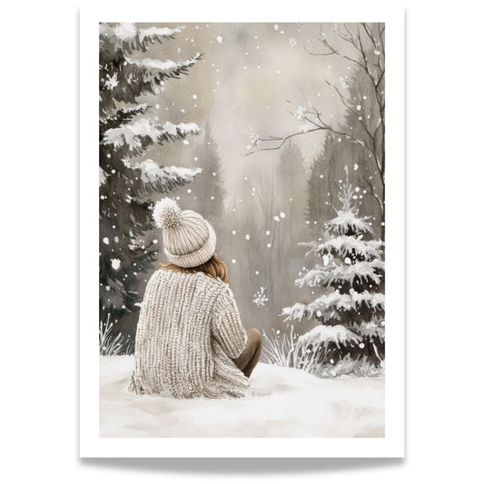 Jente med strikkegenser og lue sitter på snødekt mark og ser ut over vinterhagen.