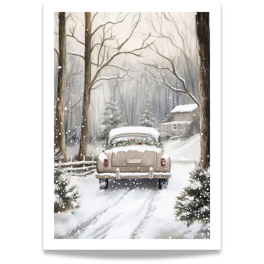 Klassisk bil pyntet med grønt og røde bær kjører langs en snødekt vei omgitt av trær og en liten hytte i bakgrunnen.