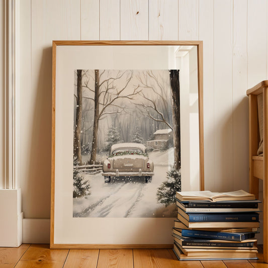 Klassisk bil pyntet med grønt og røde bær kjører langs en snødekt vei omgitt av trær og en liten hytte i bakgrunnen. Illustrasjon viser plakat med passepartout i eik ramme.