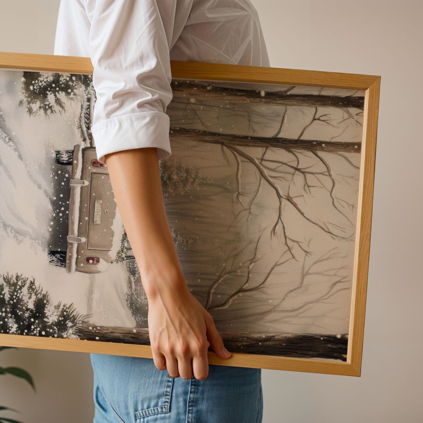 Klassisk bil pyntet med grønt og røde bær kjører langs en snødekt vei omgitt av trær og en liten hytte i bakgrunnen. Illustrasjon viser plakat uten hvit kantllinje i eik ramme.